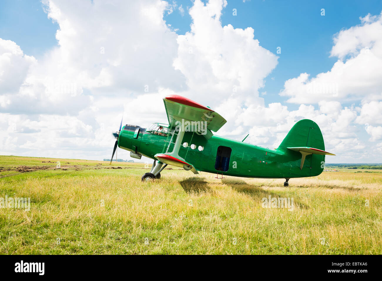 old airplane on green grass Stock Photo - Alamy