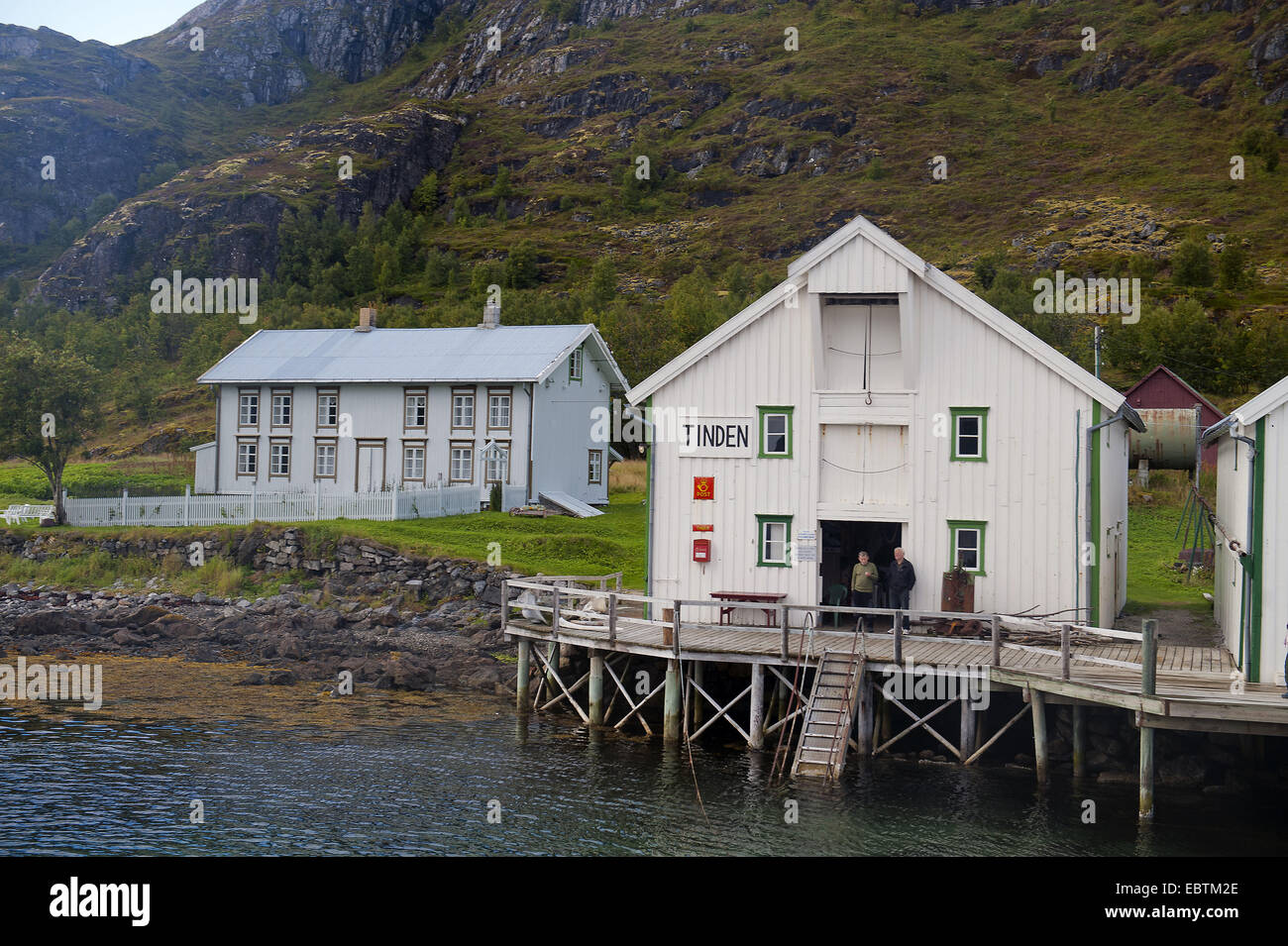 idyllic wooden houses at the coast, Norway, Nordland, Vestraalen, Tinden Stock Photo