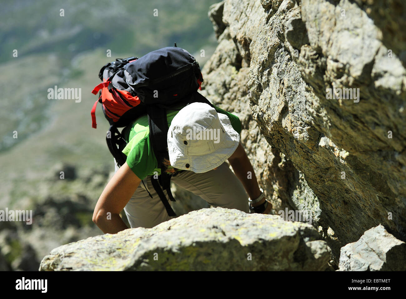 Immagini Stock - Un Turista Femminile È Seduto Sulla Cima. Lei Sta  Esaminando La Montagna Più Alta Della Corsica Monte Cinto.. Image 77042912