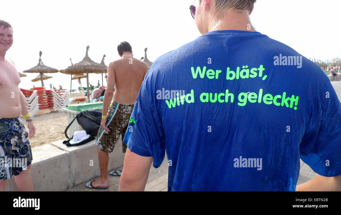 man with wet T-shirt 'Wer blaest wird auch gekleckt' 'blowers are licked as well', Spain, Balearen, Majorca, Palma Stock Photo