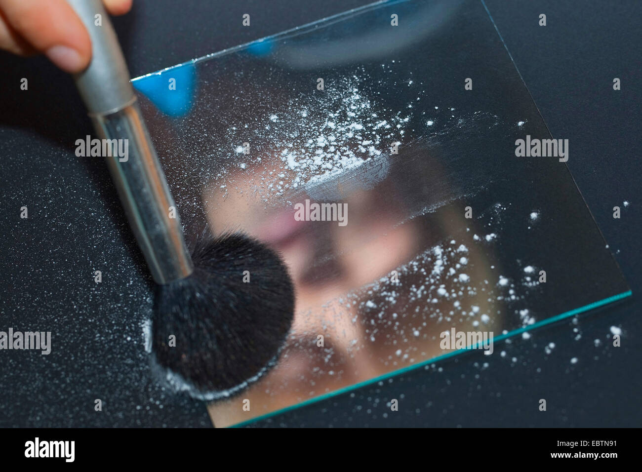 taking fingerprints. Step 3: powder is removed with a brush, finger-print becomes visible Stock Photo