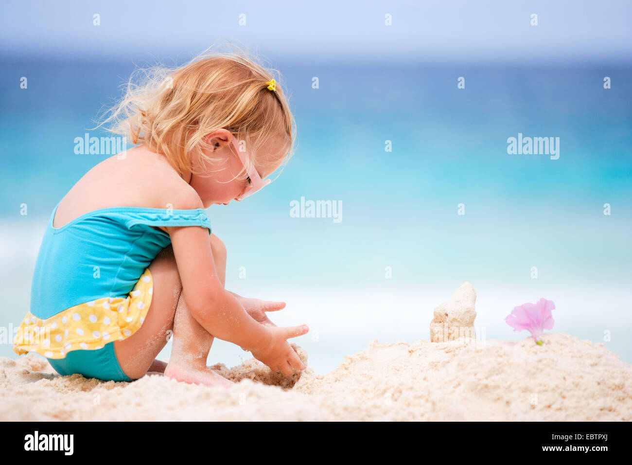 Мама после пляжа. Дети солнца. Солнечные ванны для детей. Солнышко для малышей. Море солнце дети загорают.