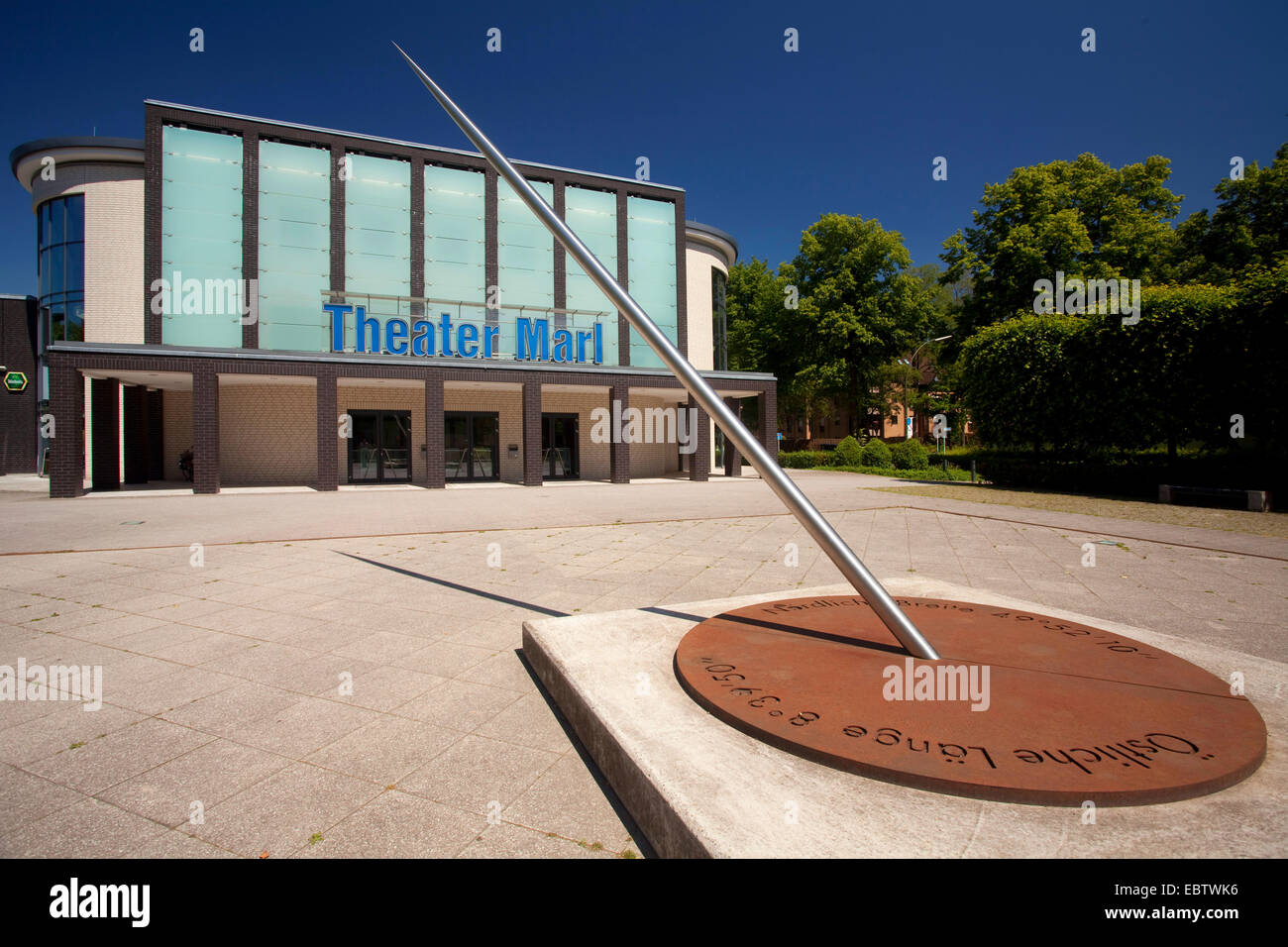 Marl Theatre with modern work of art in the foreground, Germany, North Rhine-Westphalia, Ruhr Area, Marl Stock Photo