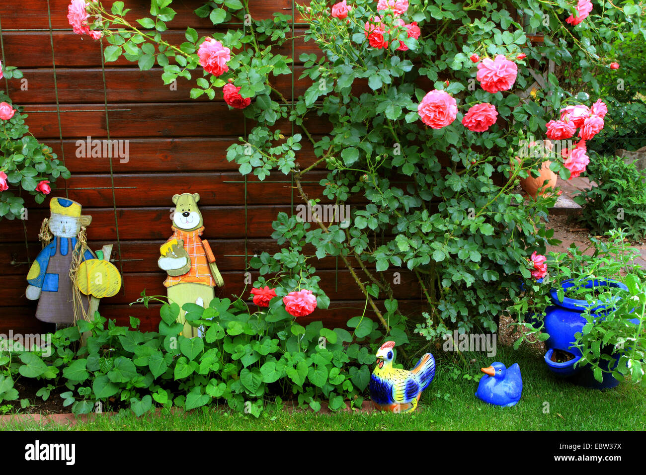 Garden figures hi-res stock photography and images - Alamy