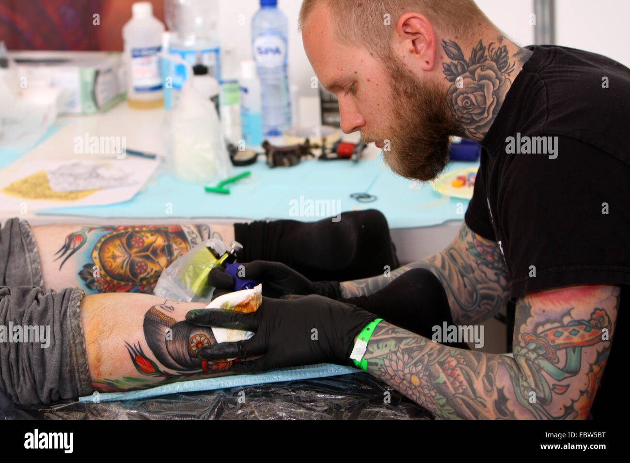 tattooer at work Stock Photo