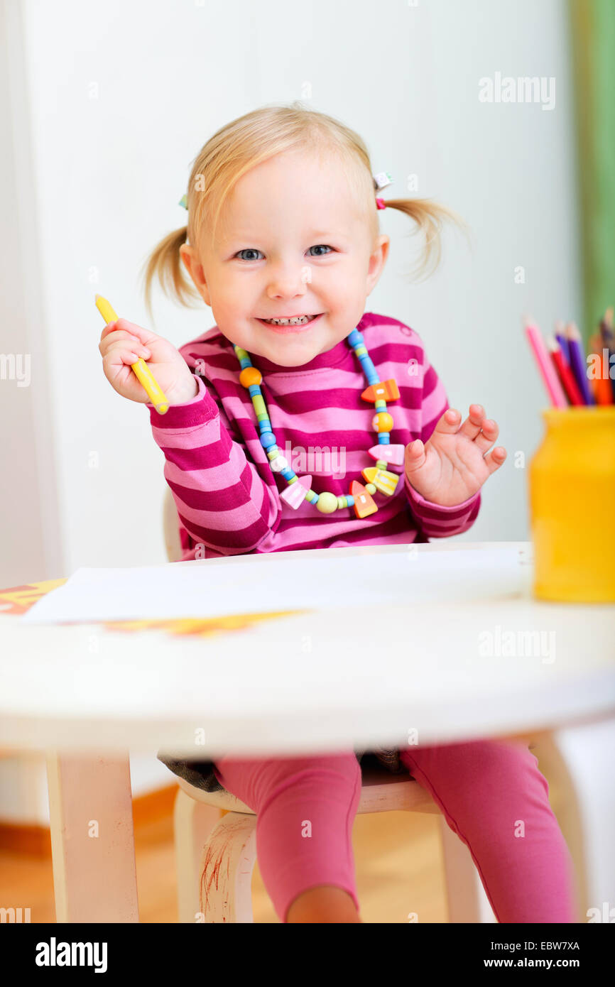 a little girl drawing with crayons Stock Photo - Alamy