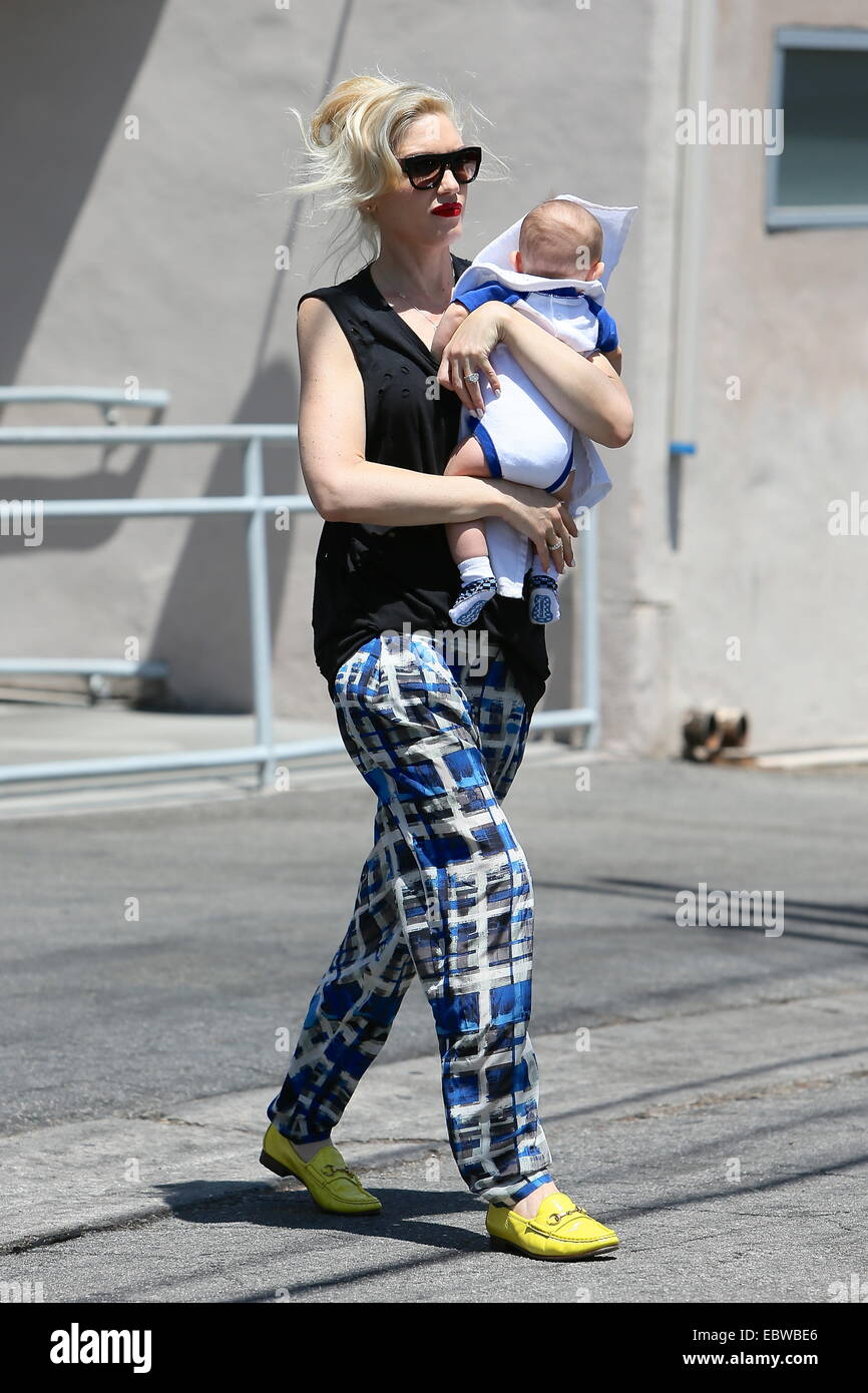 Gwen Stefani leaving Poquito Mas after taking her 3 children Kingston