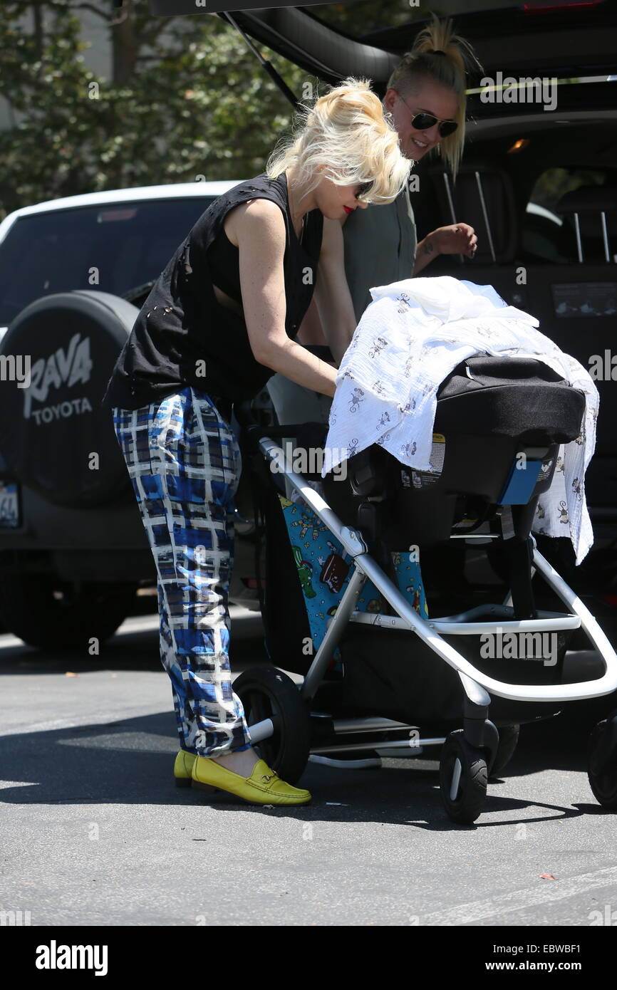 Gwen Stefani leaving Poquito Mas after taking her 3 children Kingston