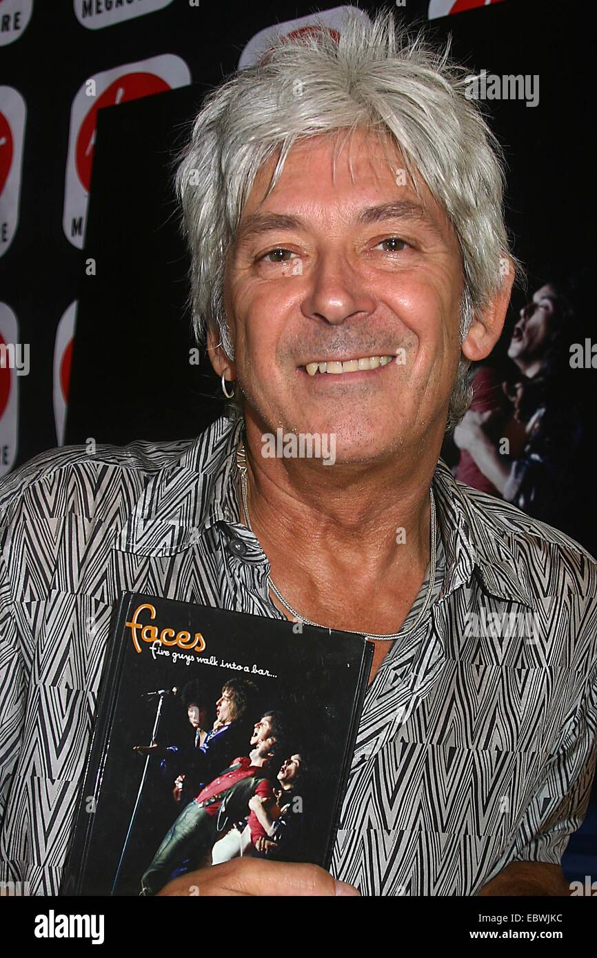File. 4th Dec, 2014. IAN MCLAGAN, a funloving keyboardist who played