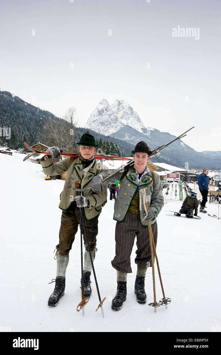 Skiers with equipment from the 1930s, Mt Alpspitze at back, Garmisch-Partenkirchen, Upper Bavaria, Bavaria, Germany Stock Photo