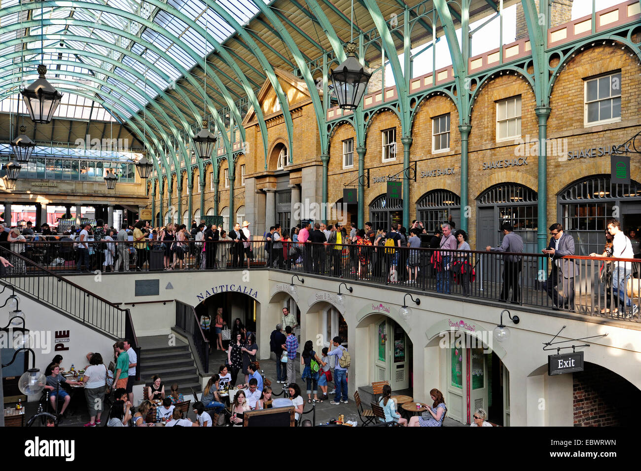 People inside Covent Garden Central Market, Covent Garden, West End, London, England, Großbritannien, Vereinigtes Königreich Stock Photo