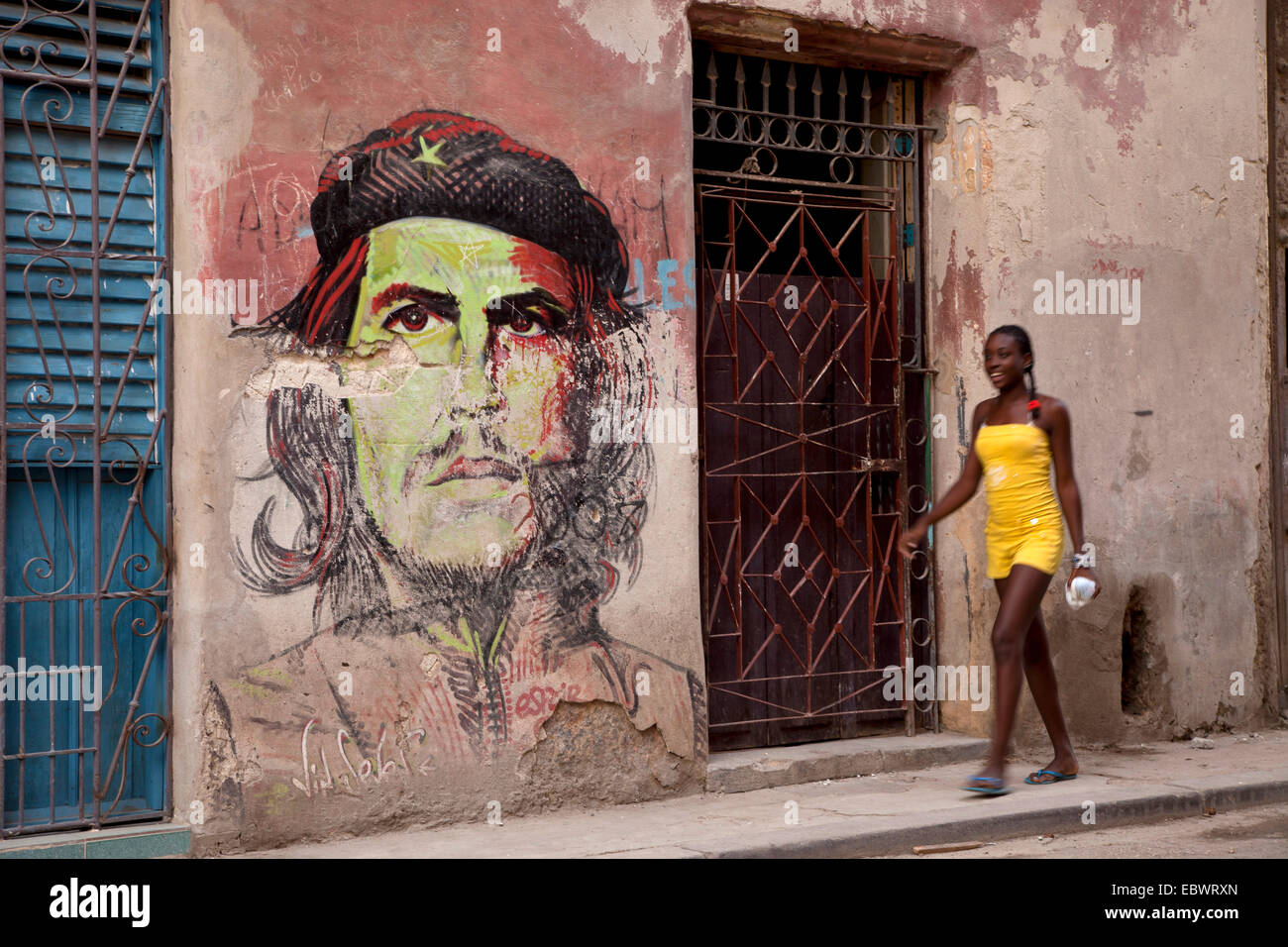 1X-1201268 Che Guevara Graffiti Narrow Street People Photo Wallpaper Wall Mural
