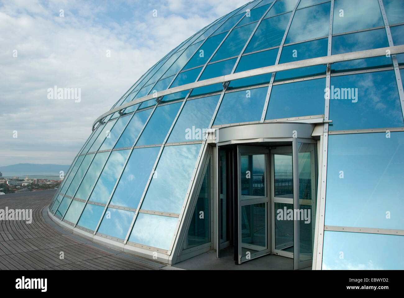 the 'pearl' ('Perlan'), restaurant under a glass dome with viewing platform on top of the 61 m high hill Oeskjuhlid, Iceland, Reykjavik Stock Photo