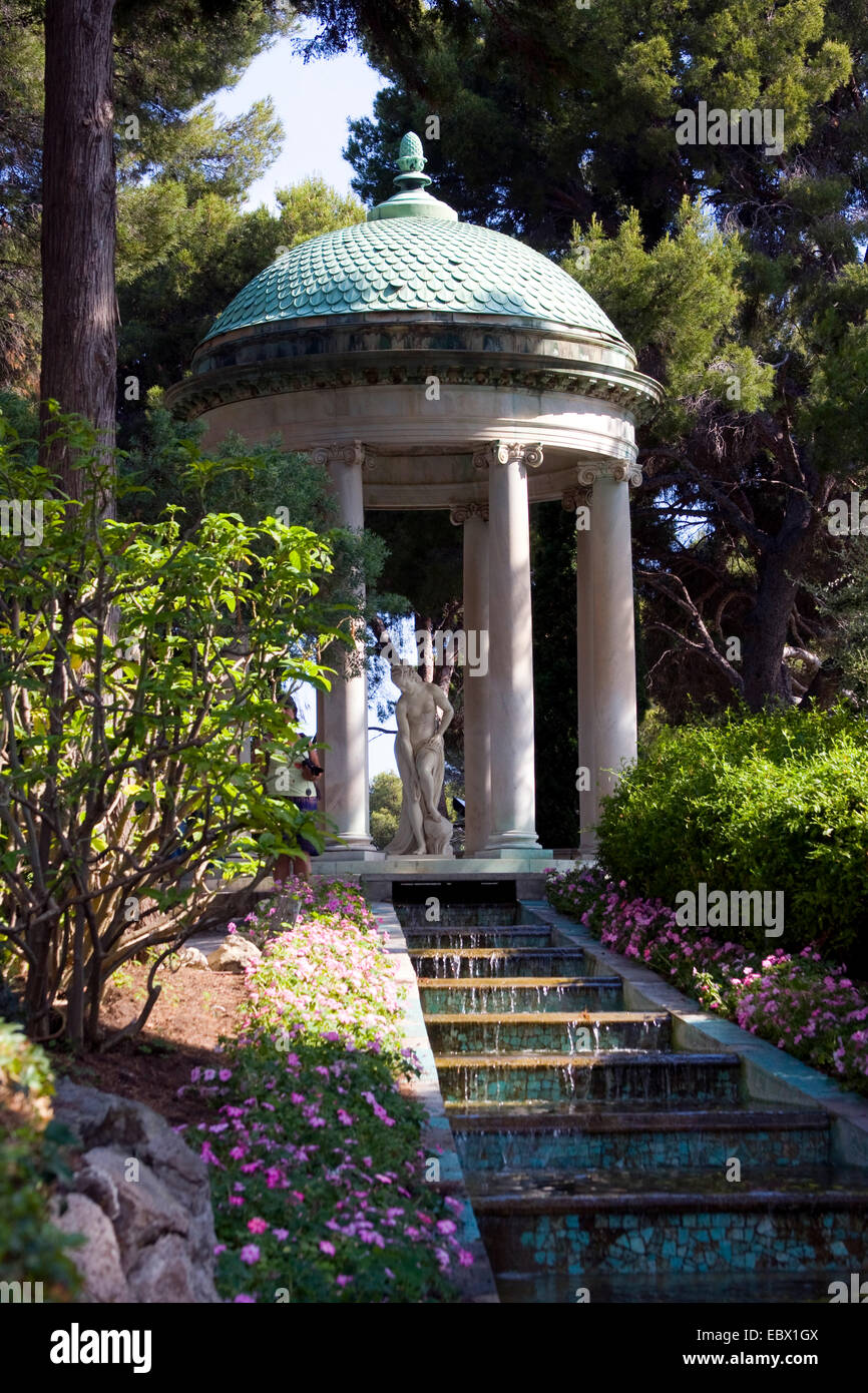 garden of the Villa Ephrussi de Rothschild with stone pavillon with sculpture, France, Saint-Jean-Cap-Ferrat Stock Photo