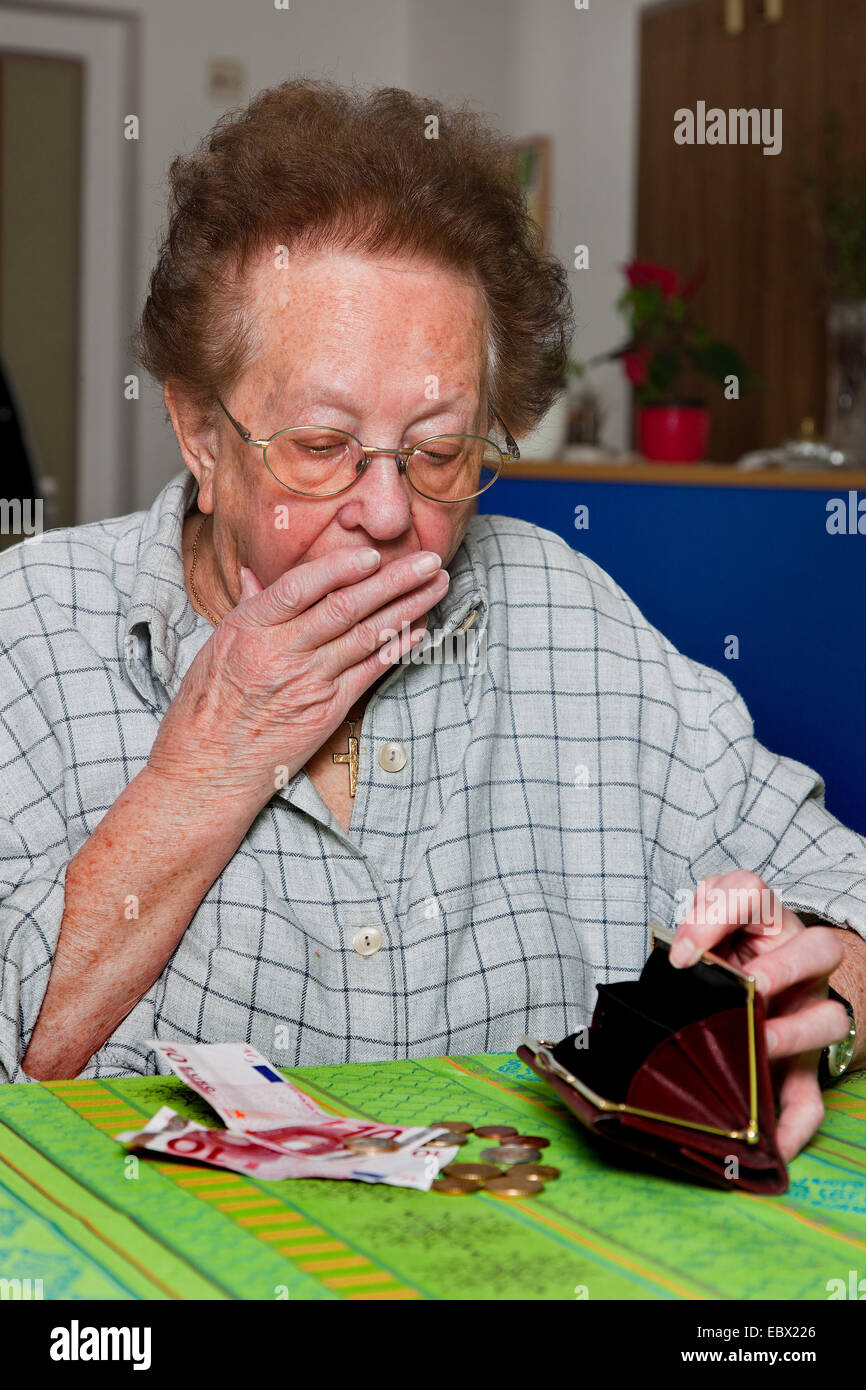 pld woman counts her money Stock Photo