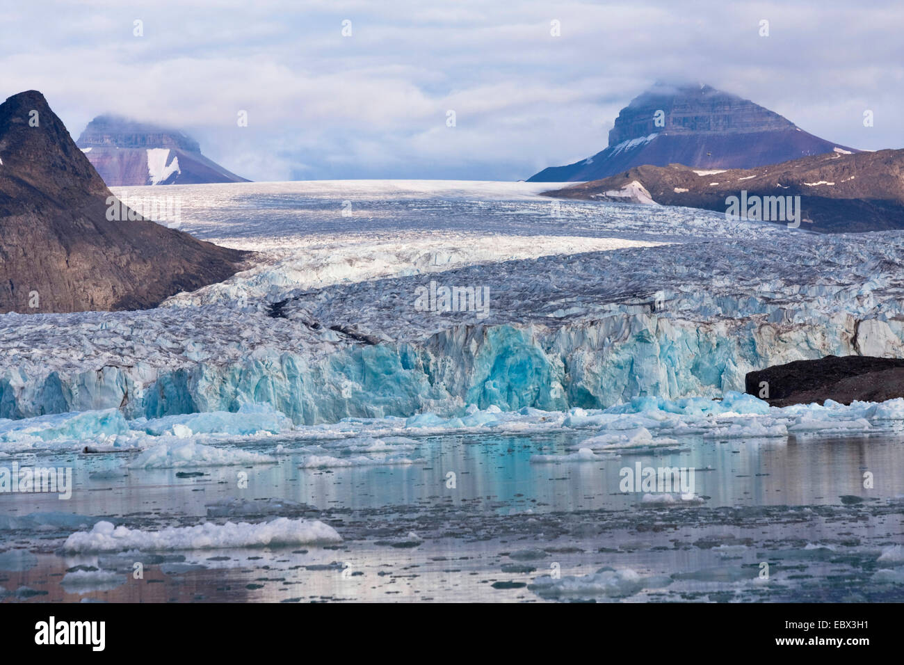 Kongsbreen glacier with azur brim, Norway, Svalbard, Kongsfjorden Stock Photo