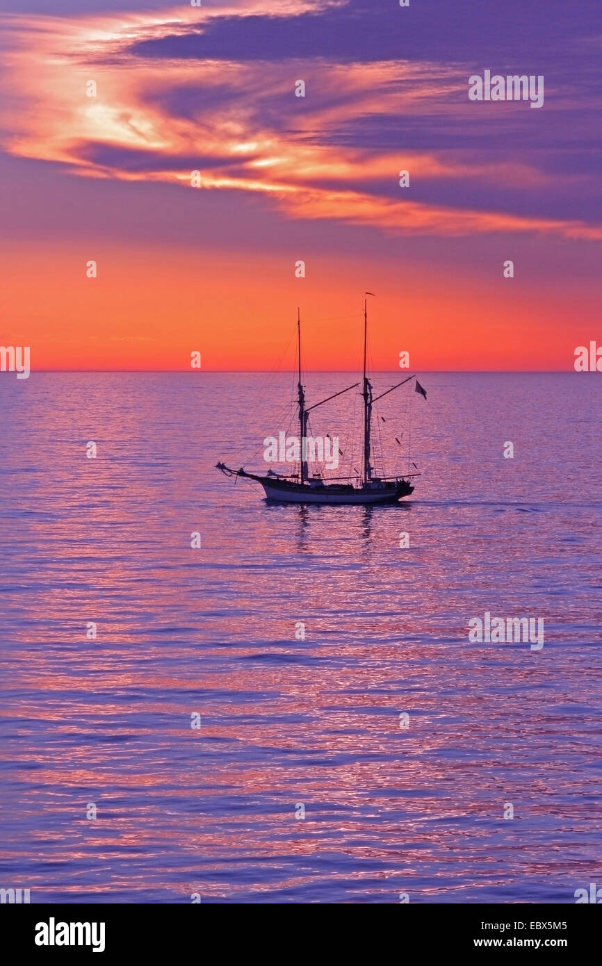 Boat in silhouette hi-res stock photography and images - Alamy