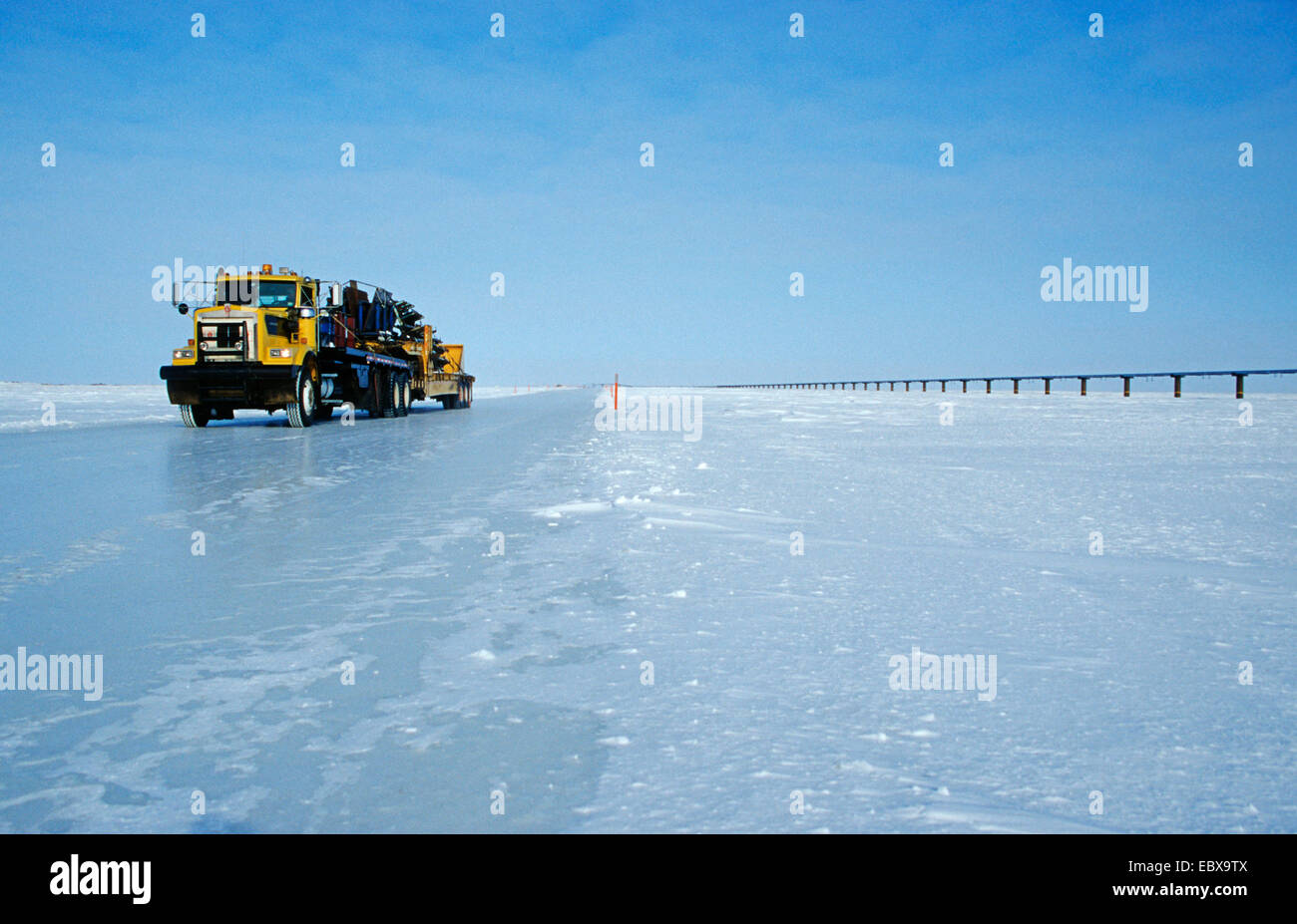 truck on ice road, connected oil pumping stations of Prudhoe Bay, USA, Alaska, Prudhoe Bay Stock Photo