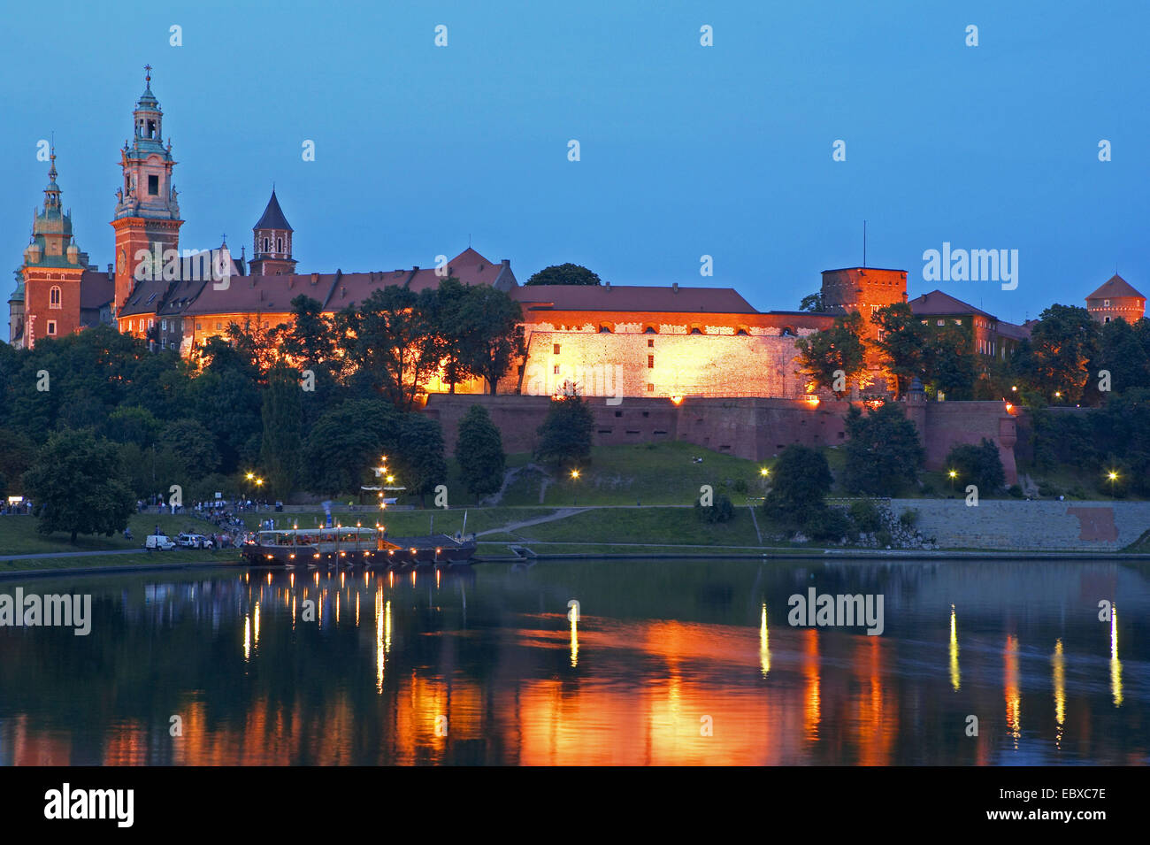 view to Wawel and Weichsel at night, Poland, Cracow Stock Photo