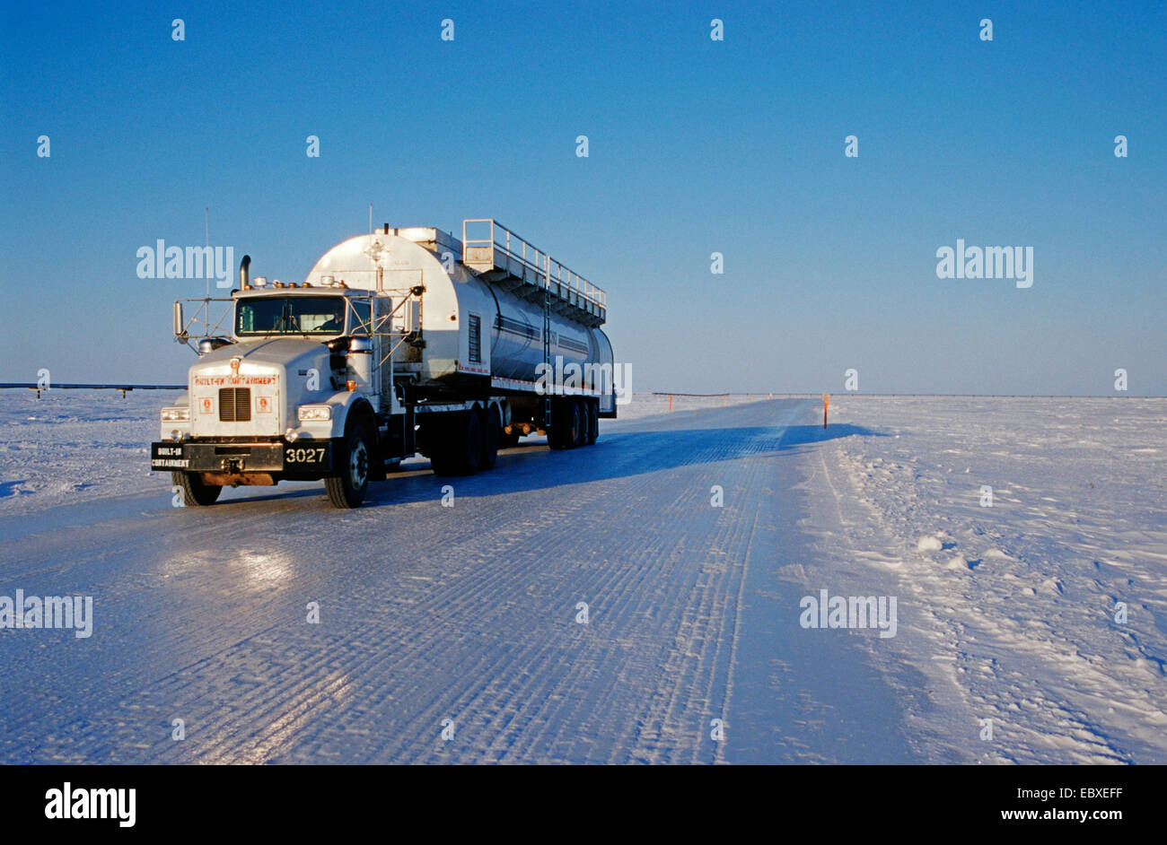 truck on ice road, connected oil pumping stations of Prudhoe Bay, USA, Alaska, Prudhoe Bay Stock Photo