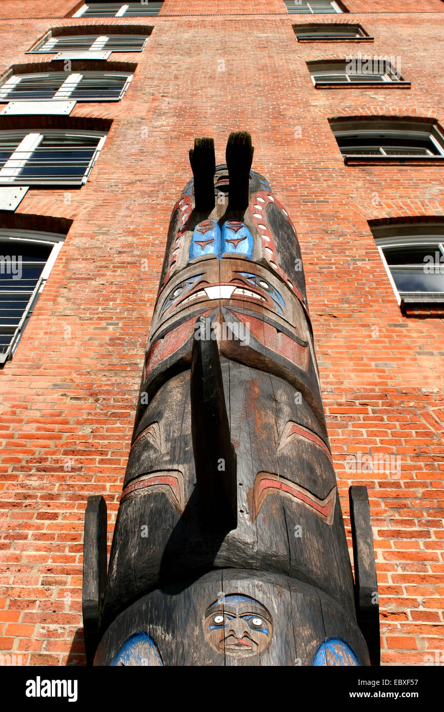 Indian house with totems hires stock photography and images Alamy