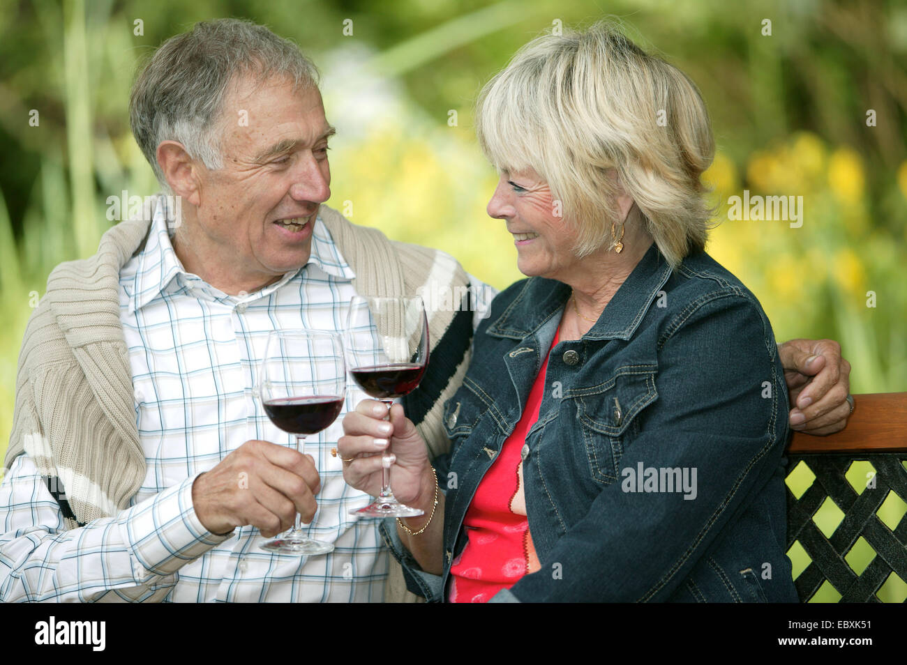 Он старше и пьет. Алкоголизм у пожилых. Старики пьют. Алкоголь в преклонном возрасте.