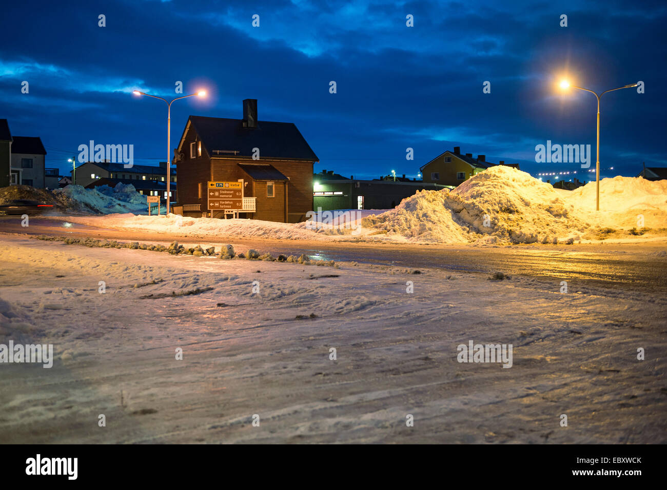 Beleuchtete Straße und Gebäude im winterlichen Vardø, 24.02.2014 Stock Photo