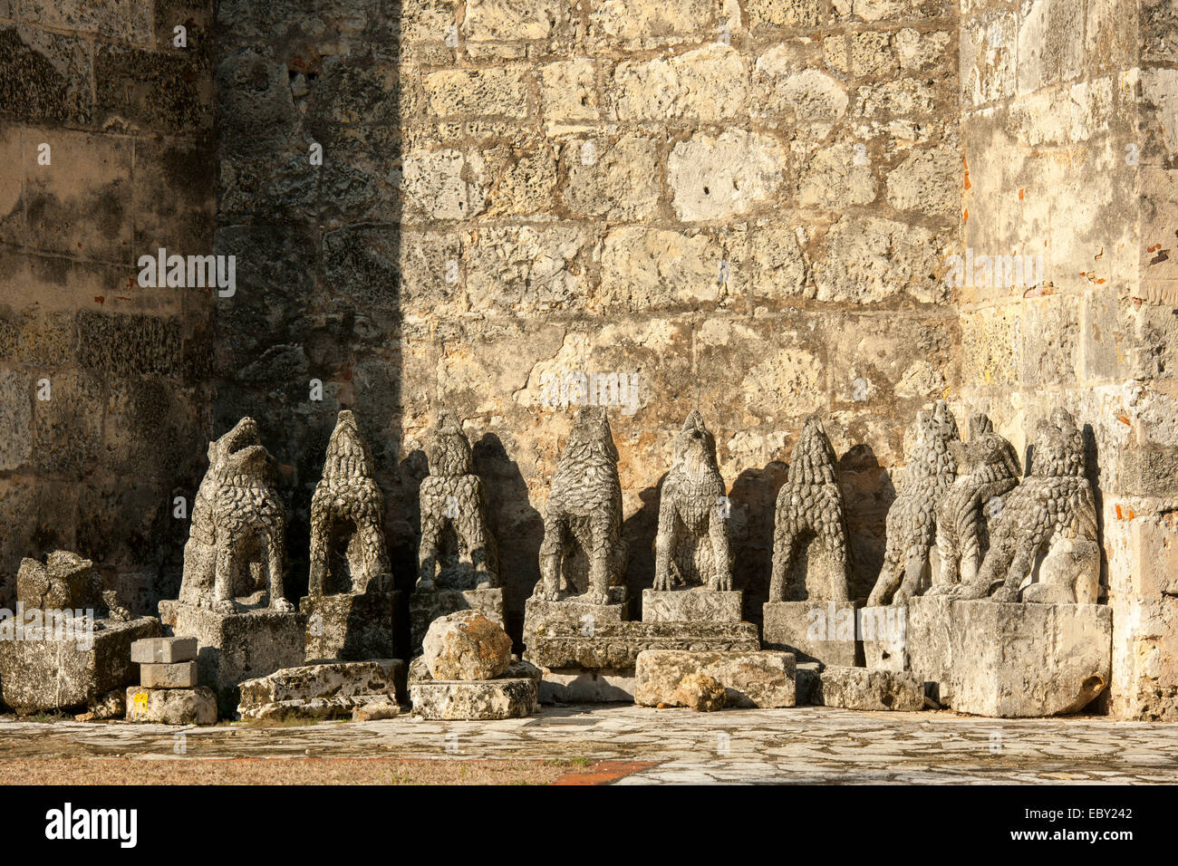 Dominikanische Republik, Santo Domingo, Zona Colonial, Basilica Menor de la Virgin de la Anunciacion, Steinfiguren an der Ostsei Stock Photo