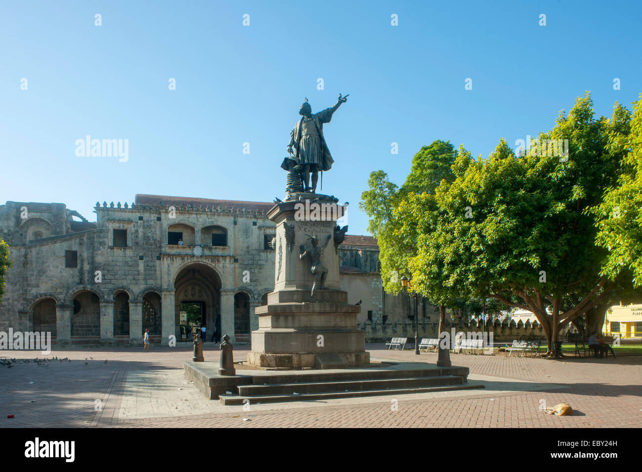 Dominikanische Republik, Santo Domingo, Zona Colonial, Parque Colon, Statue des Christoph Kolumbus vor der Basilica Menor de la Stock Photo