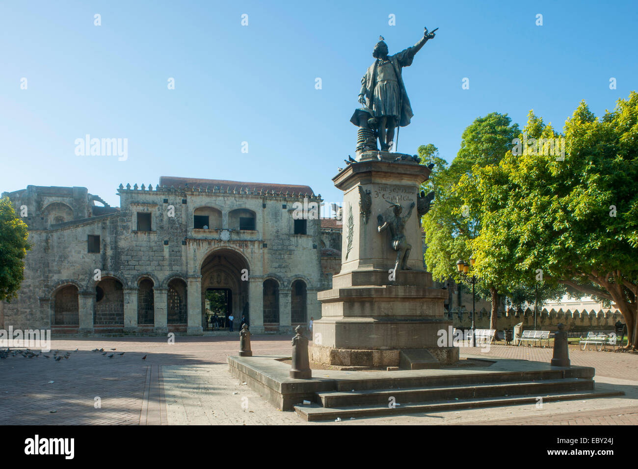 Dominikanische Republik, Santo Domingo, Zona Colonial, Zona Colonial, Parque Colon, Statue des Christoph Kolumbus vor der Basili Stock Photo