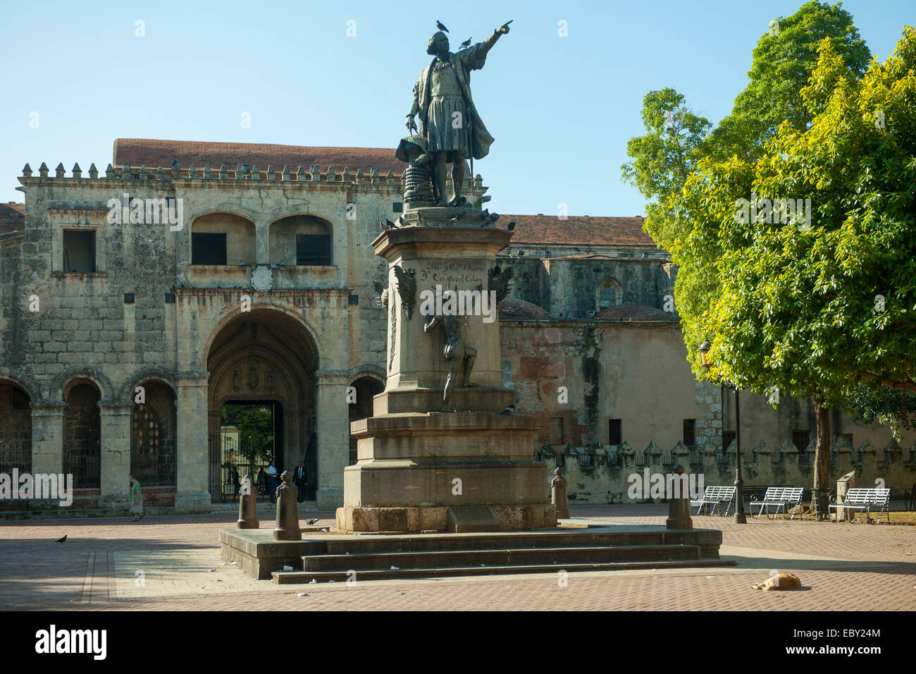 Dominikanische Republik, Santo Domingo, Zona Colonial, Zona Colonial, Parque Colon, Statue des Christph Kolumbus vor der Basilic Stock Photo
