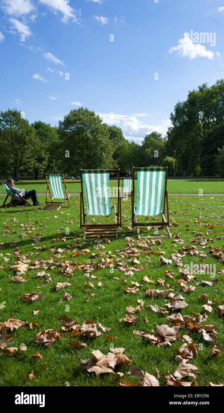 Empty deck chair hi-res stock photography and images - Alamy