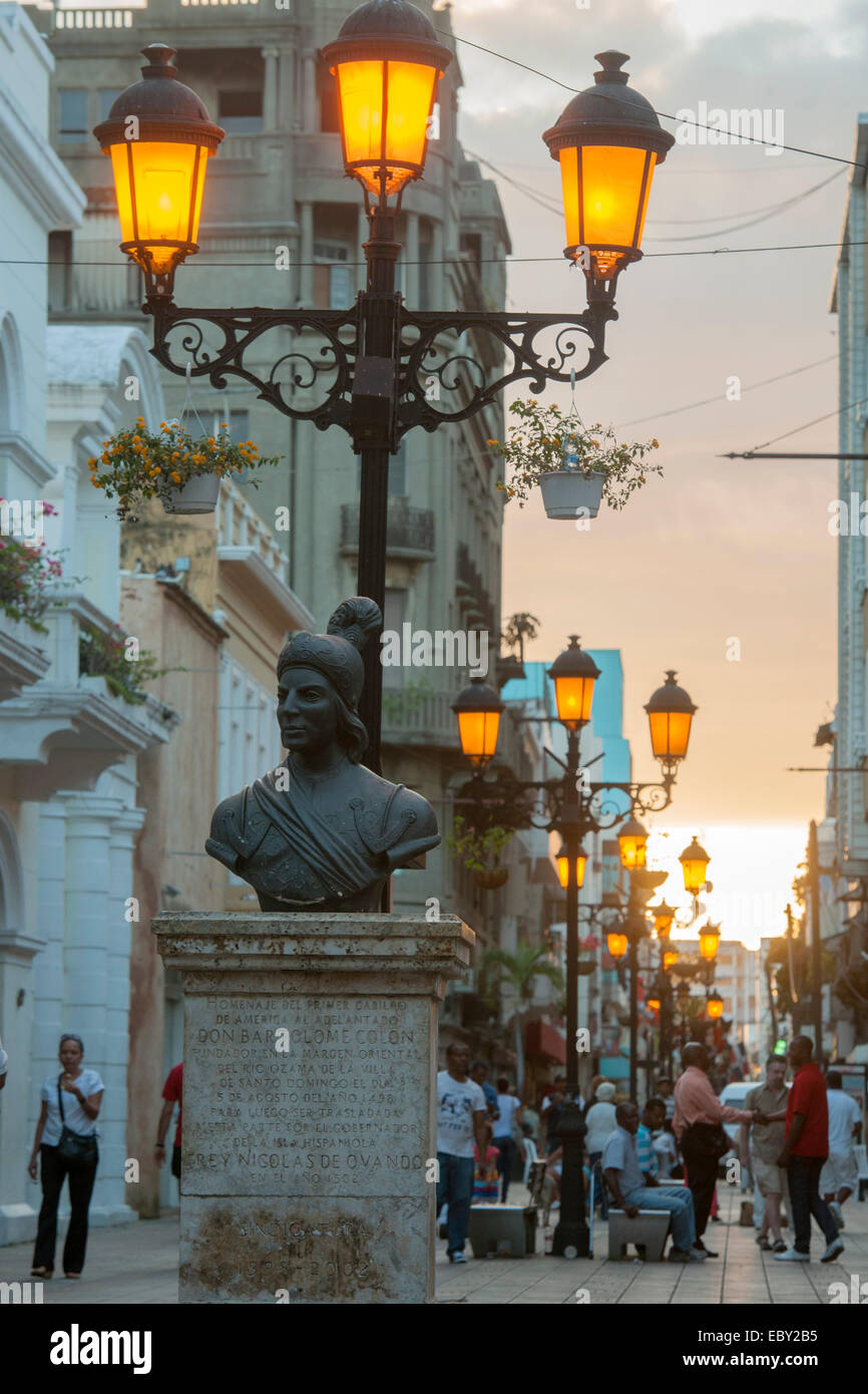 Dominikanische Republik, Santo Domingo, Zona Colonial, Calle El Conde, Büste des Nicolas de Ovando y Caceres an der Ende der Str Stock Photo