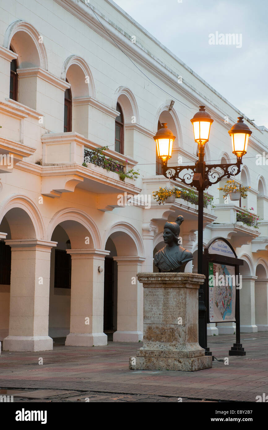 Dominikanische Republik, Santo Domingo, Zona Colonial, Calle El Conde, Büste des Nicolas de Ovando y Caceres an der Ende der Str Stock Photo