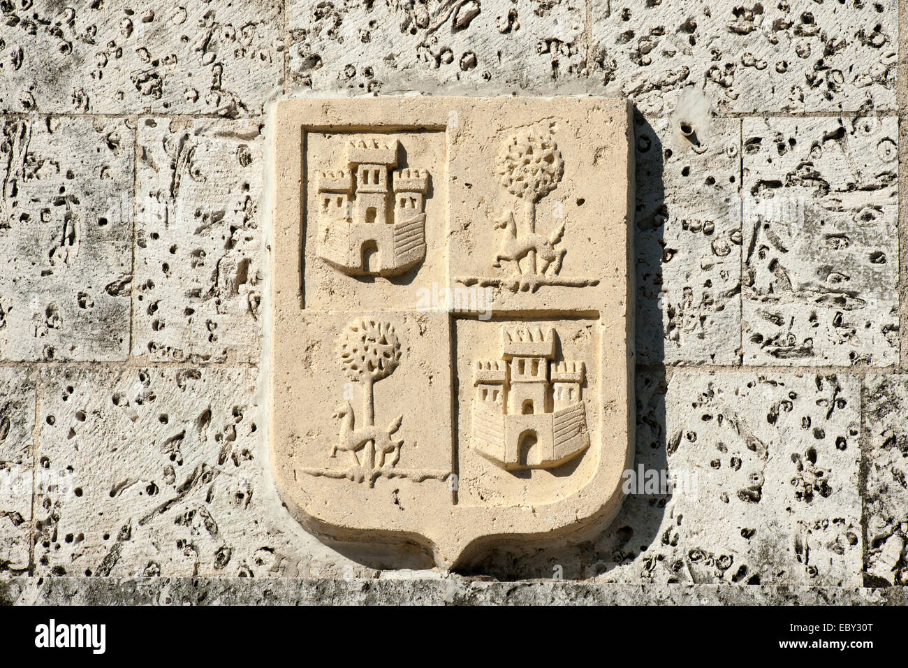 Dominikanische Republik, Santo Domingo, Zona Colonial, Wappen an Gebäude in der Calle las Damas Stock Photo