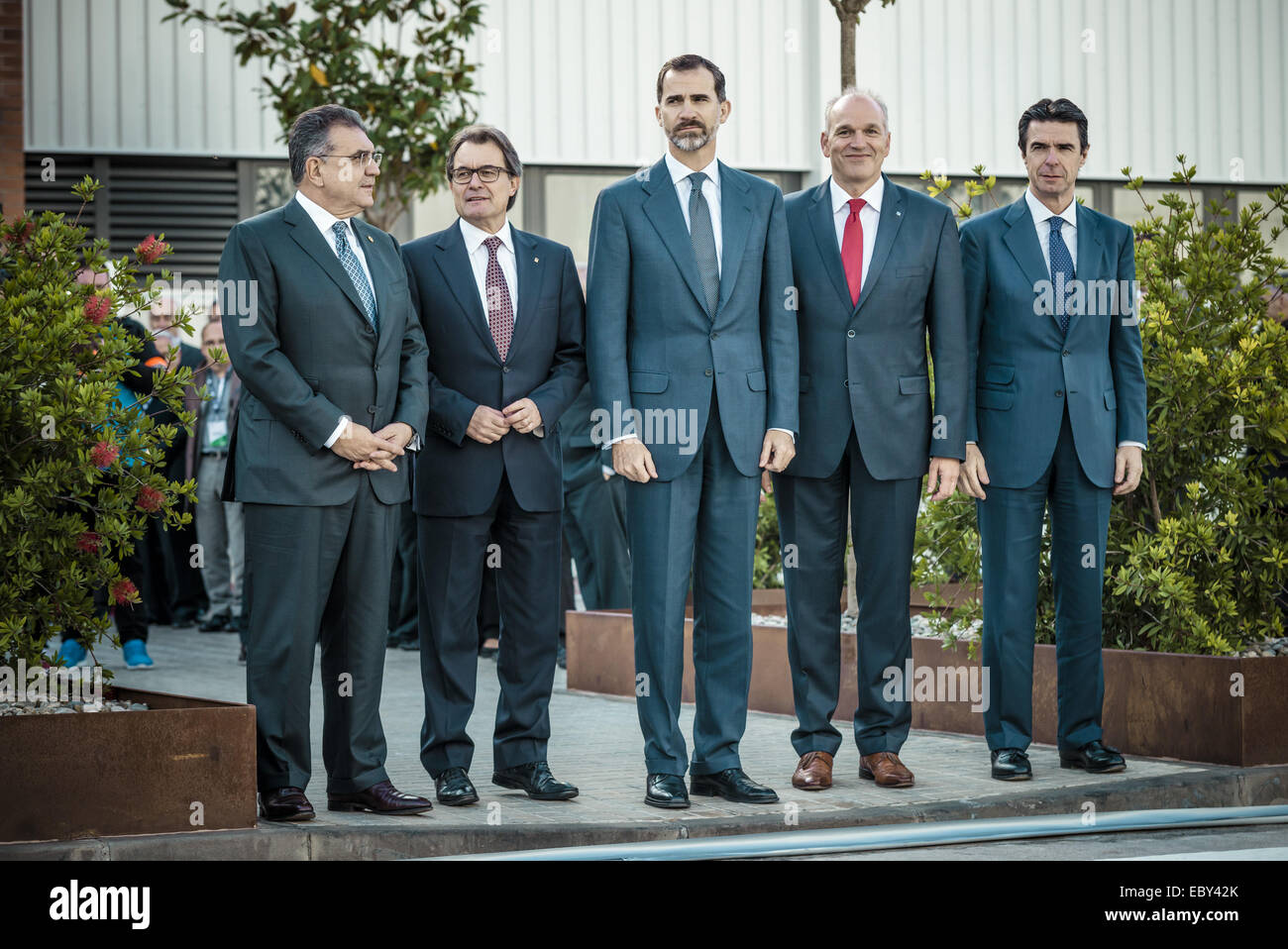 Martorell, Catalonia, Spain. 05th Dec, 2014. FRANCISCO GARCIA, ARTUR MAS, King FELIPE VI of Spain, JÃœRGEN STACKMANN and JOSE MANUEL SORIA pose for a photo at the headquarters in commemoration of 30 years SEAT Ibiza © Matthias Oesterle/ZUMA Wire/ZUMAPRESS.com/Alamy Live News Credit:  ZUMA Press, Inc./Alamy Live News Stock Photo