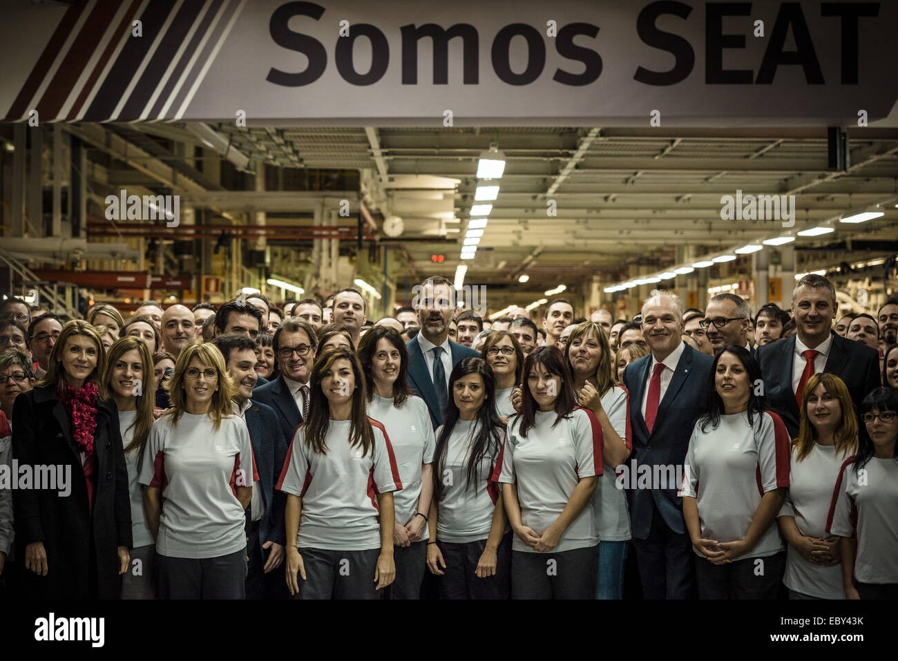 Martorell, Catalonia, Spain. 05th Dec, 2014. King FELIPE VI of Spain poses for a photo with employees during his visit to the headquarters in commemoration of 30 years SEAT Ibiza. Credit:  ZUMA Press, Inc./Alamy Live News Stock Photo