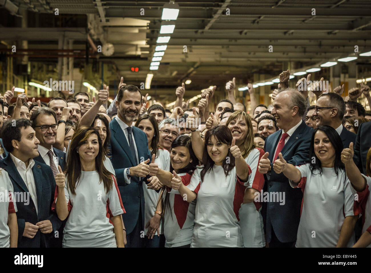 Martorell, Catalonia, Spain. 05th Dec, 2014. King FELIPE VI of Spain poses for a photo with employees during his visit to the headquarters in commemoration of 30 years SEAT Ibiza. Credit:  ZUMA Press, Inc./Alamy Live News Stock Photo