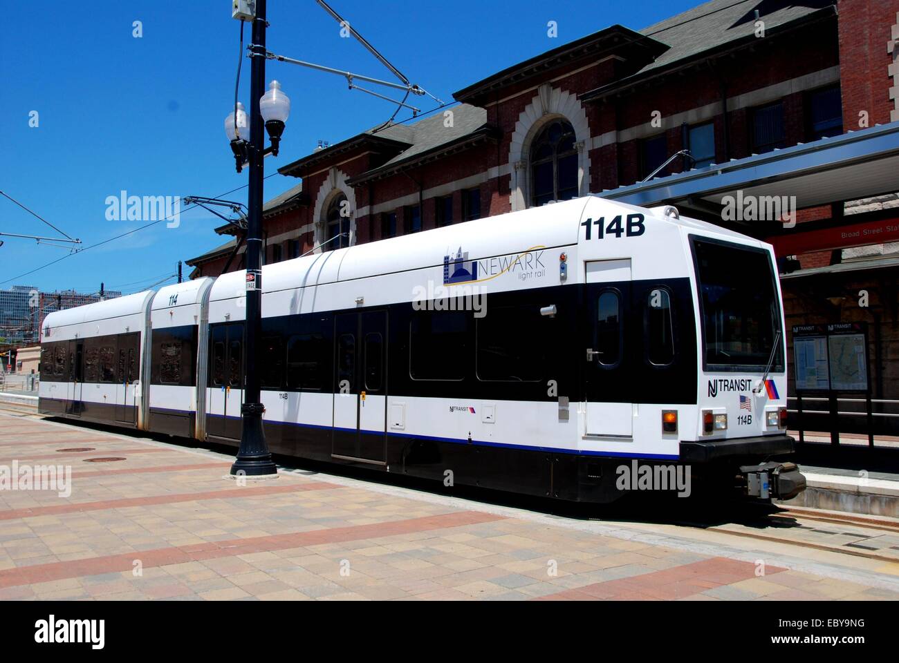 NEWARK, NEW JERSEY: One of the new light rail trains stopped at the NJ Transit Broad Street Station Stock Photo