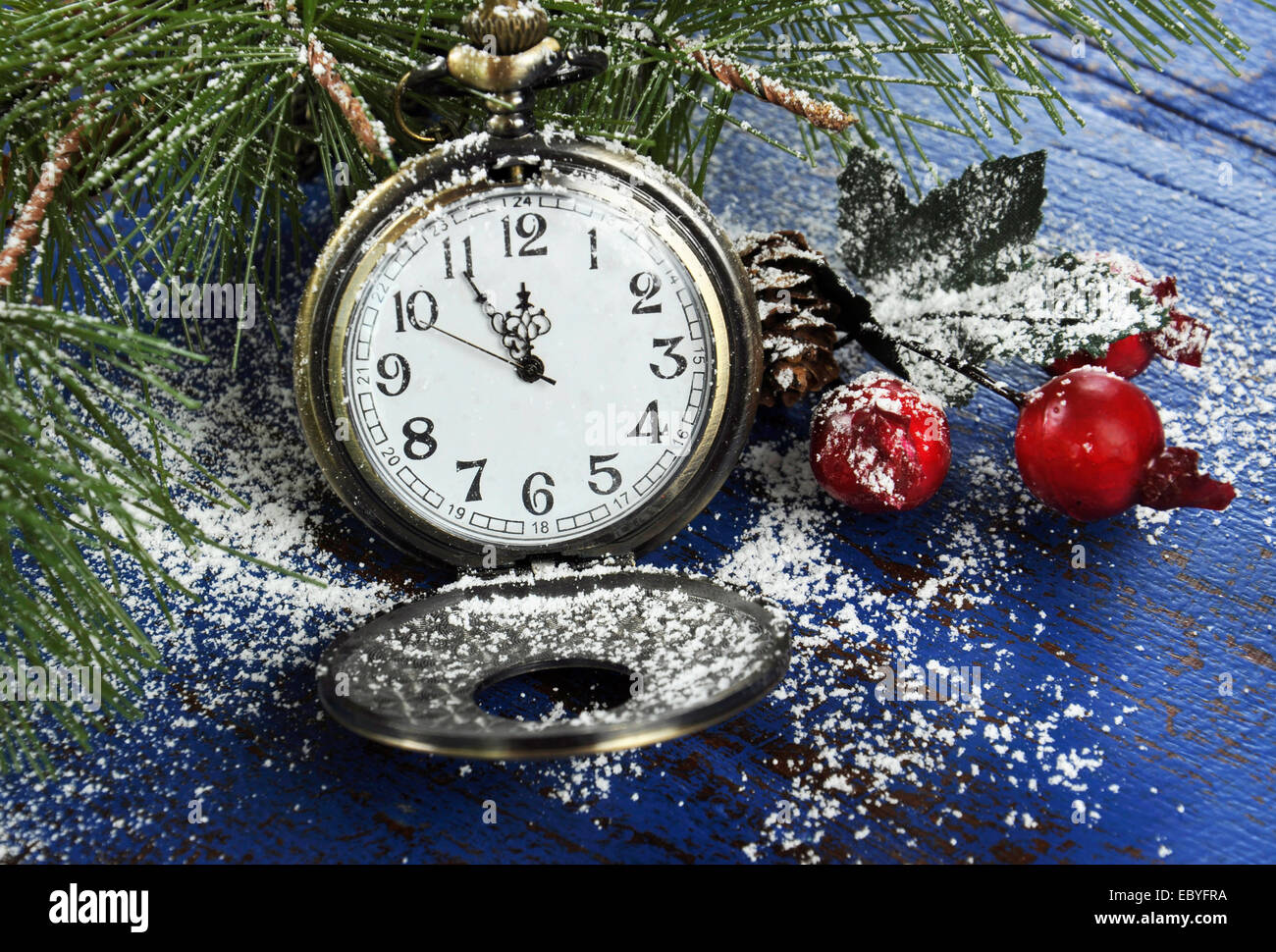 31 декабря истекает. Яркие новогодние часы. Часы зима. Карманные часы новый год. Новогодние часы на новогоднем зимнем фоне.