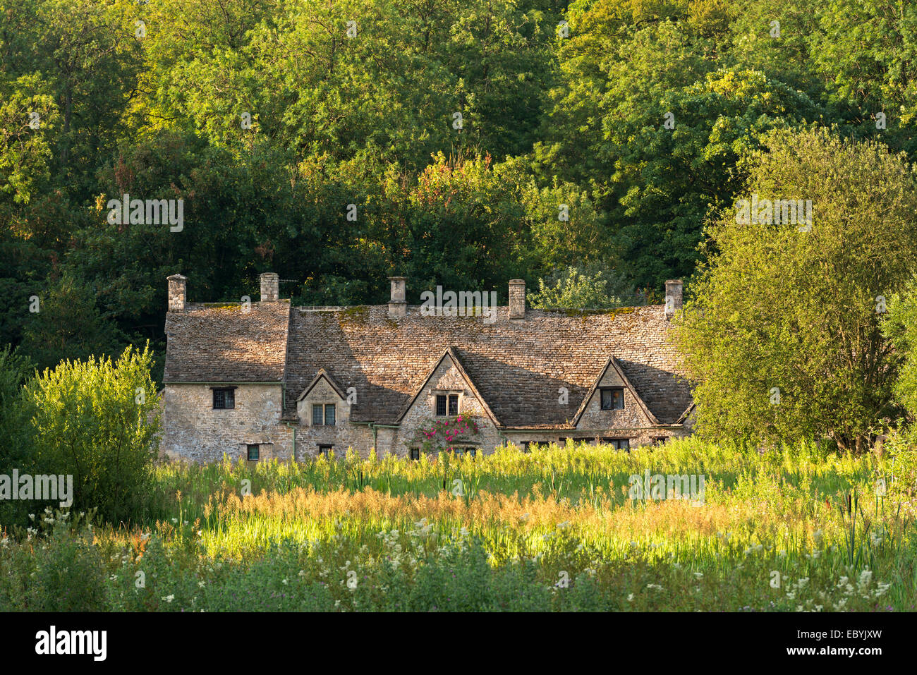 Cottages hi-res stock photography and images - Alamy