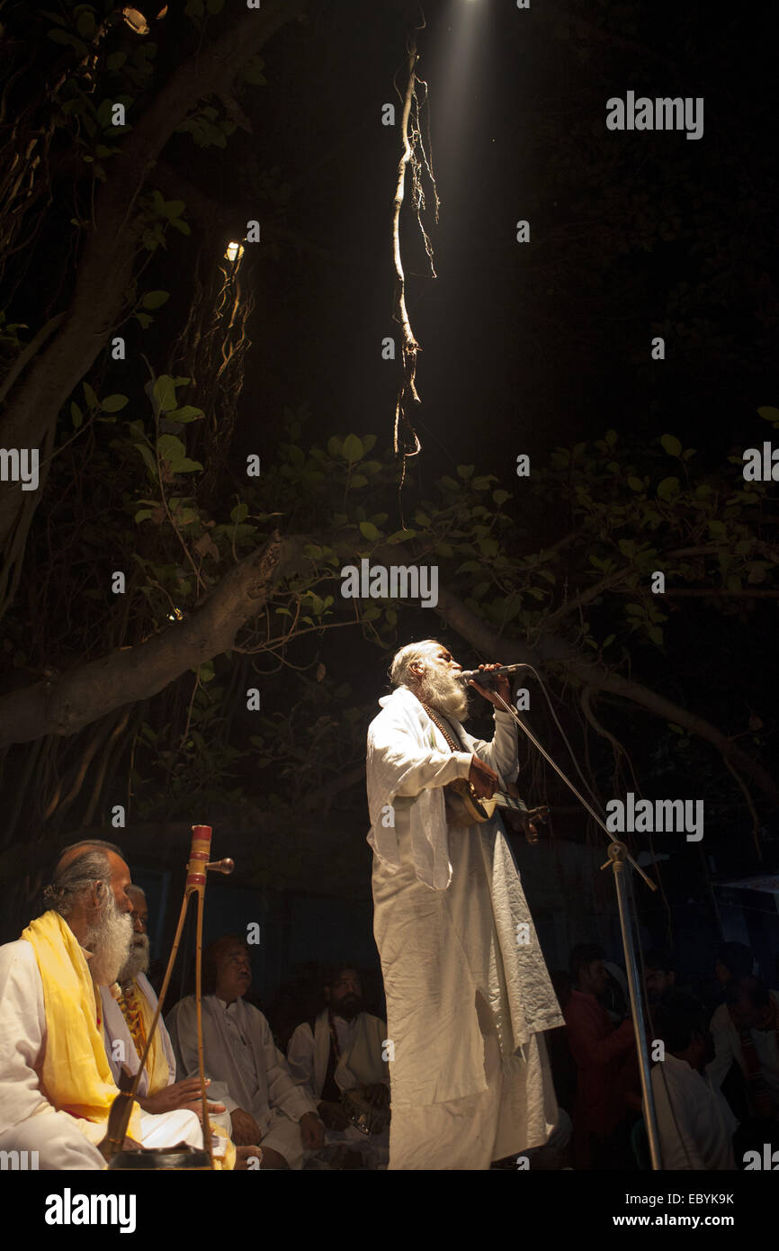 Lalon Munshigonj, Bangladesh. 5th Dec, 2014. Lalon venerator organized a Baul ...