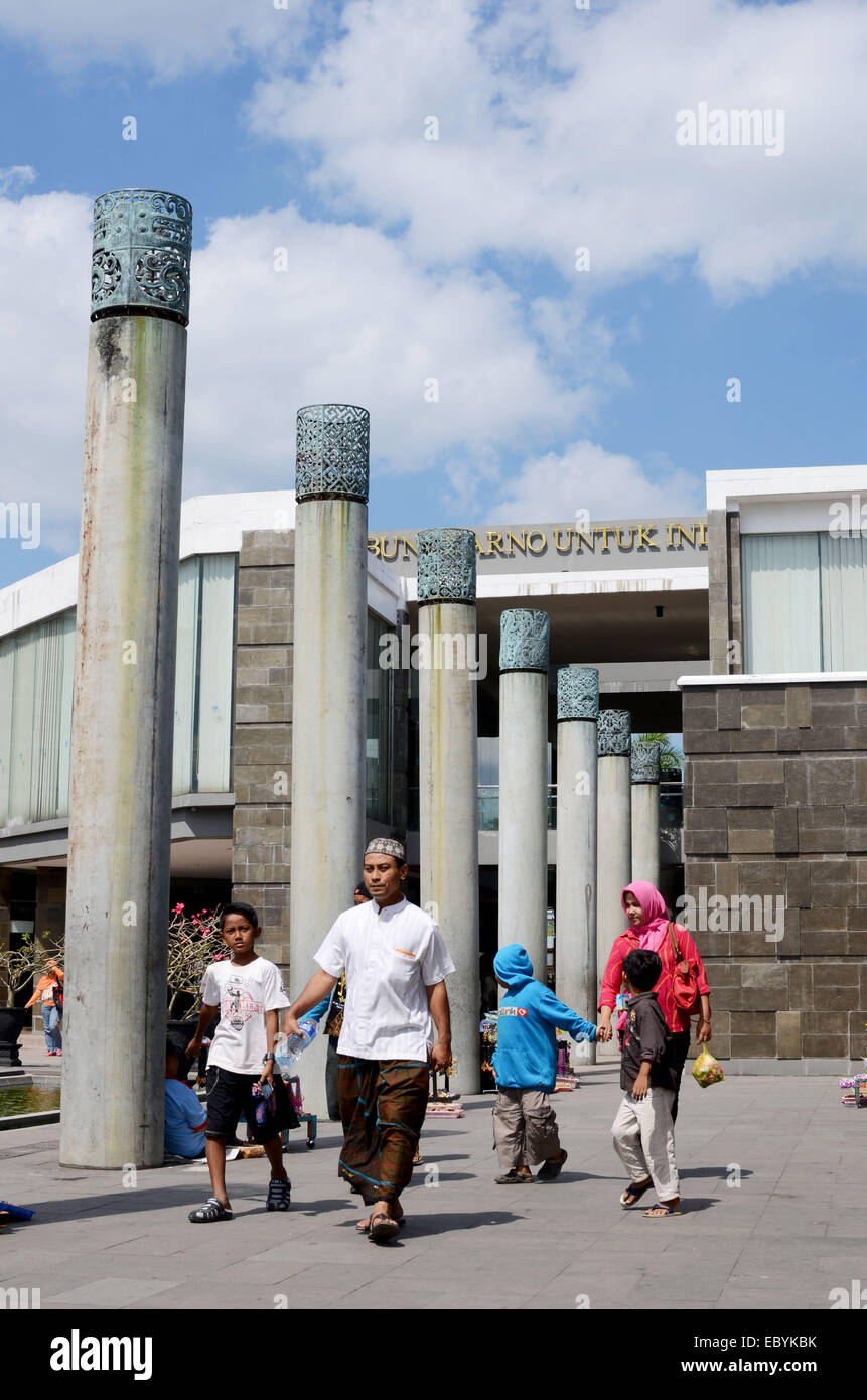 Blitar Indonesia August 13 2013 Some Visitors At The Tomb Of Stock Photo Alamy