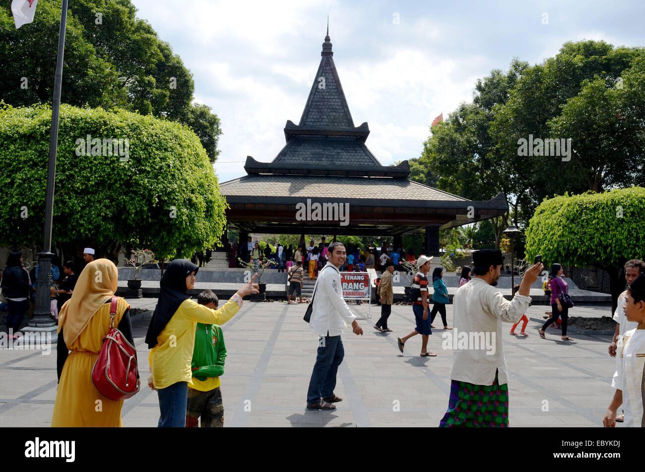 Blitar Indonesia August 13 2013 Some Visitors At The Tomb Of Stock Photo Alamy