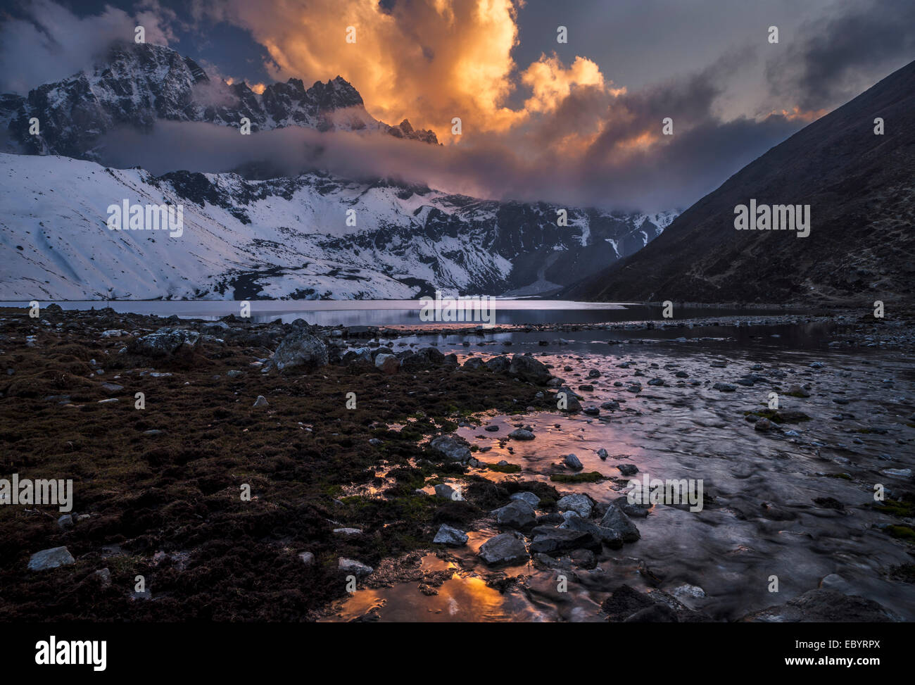 Himalaya lakes hi-res stock photography and images - Alamy