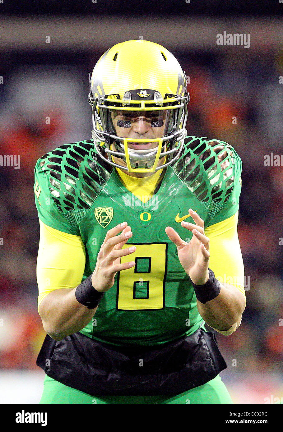 November 29, 2014: Oregon Ducks quarterback Marcus Mariota (8) about to take the snap during the November 29, 2014: Oregon Ducks quarterback Marcus Mariota (8) about to take the snap during the