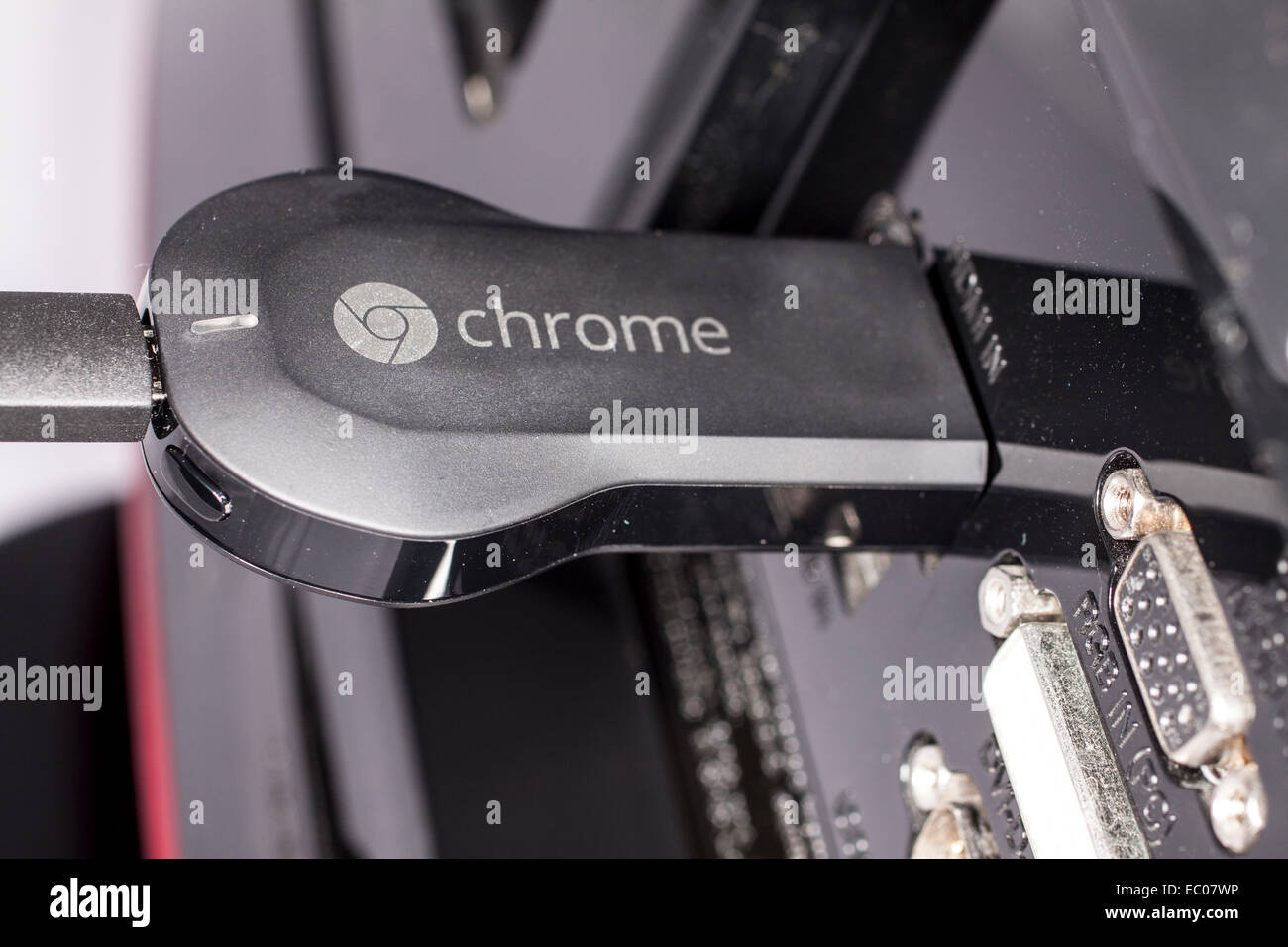 Google TV streaming Chromecast dispositivo enchufado al puerto HDMI del  televisor Fotografía de stock - Alamy
