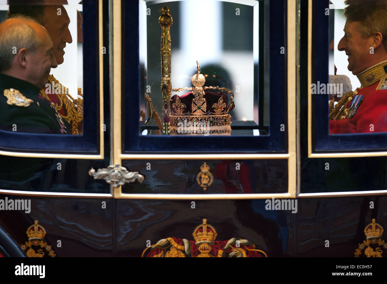 Queen Elizabeth II wears the Imperial State Crown at the State Opening Of  Parliament in London on November 15, 2006. Anwar Hussein/EMPICS  Entertainment Stock Photo - Alamy