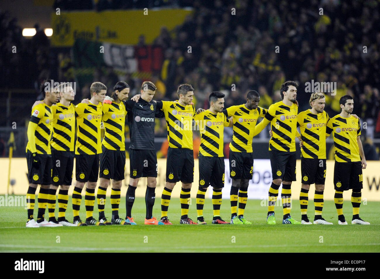 Dortmund, Germany. 5th Dec, 2014. 1. Fussball-Bundesliga, German football  league 2014/2015 matchday 14, Borussia Dortmund (BVB) vs. 1899 Hoffenheim  --- team Dortmund lines up © kolvenbach/Alamy Live News Stock Photo - Alamy