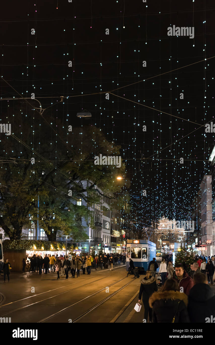 Christmas shoppers and tramway trains on Zurich's crowded